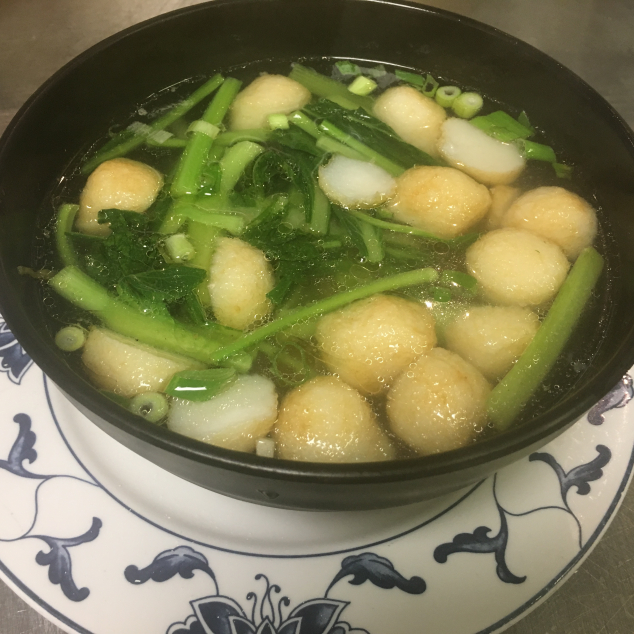鱼丸汤面/ 河/ 米粉Visballetjes soep met bami/rijststick/mihoen
