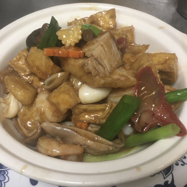 八珍豆腐煲Tofu met groenten en mix van verschillende soorten vlees