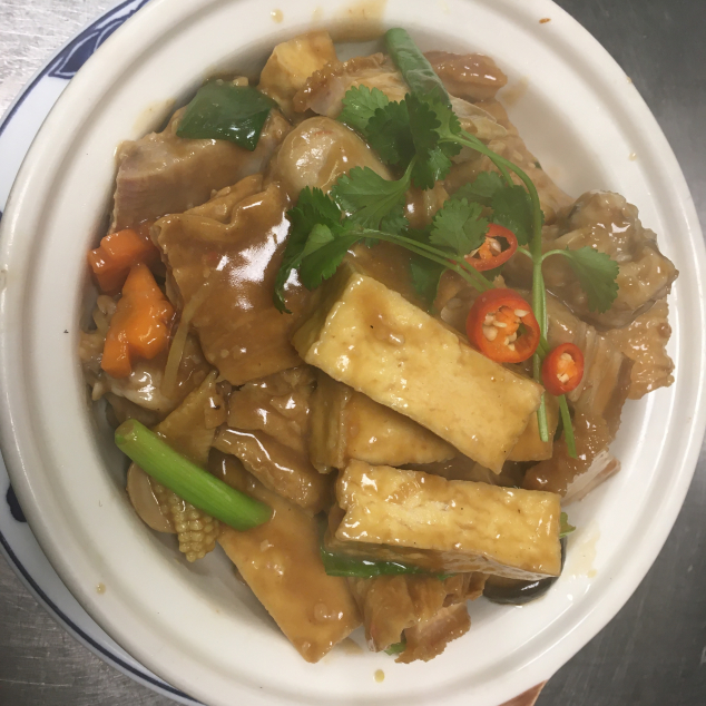 火腩肉丸豆腐煲Varkensspek met tofu en vleesballetjes