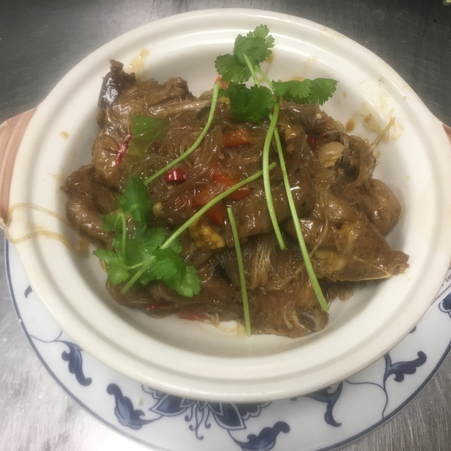 黑椒粉絲牛仔骨煲Rijstvermicelli met rund ribbetjes in zwarte peper saus