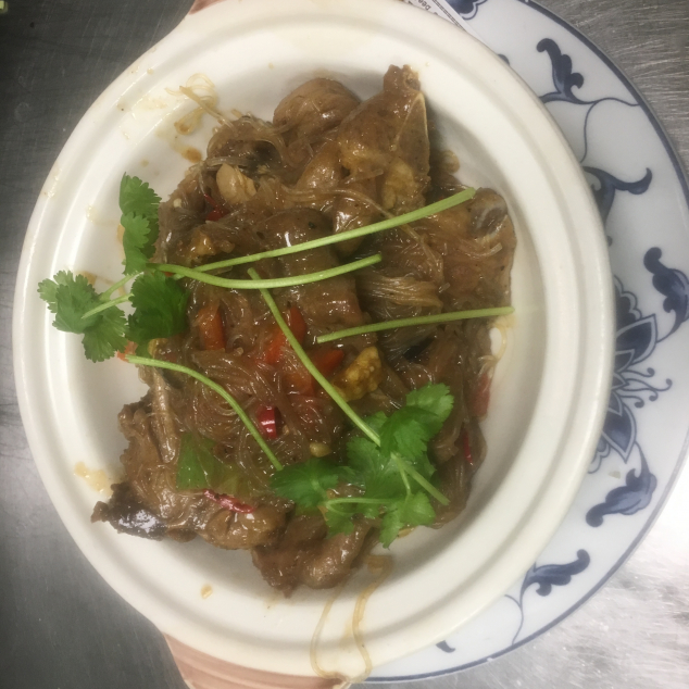 粉絲沙茶牛仔骨煲Rijstvermicelli met rund ribbetjes in sha cha saus