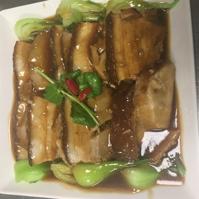 芋頭扣肉Gestoomde varkensbuik met taro met bami