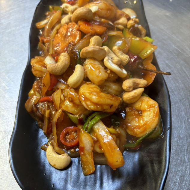 宫保虾Garnalen met gon bao saus met witte rijst