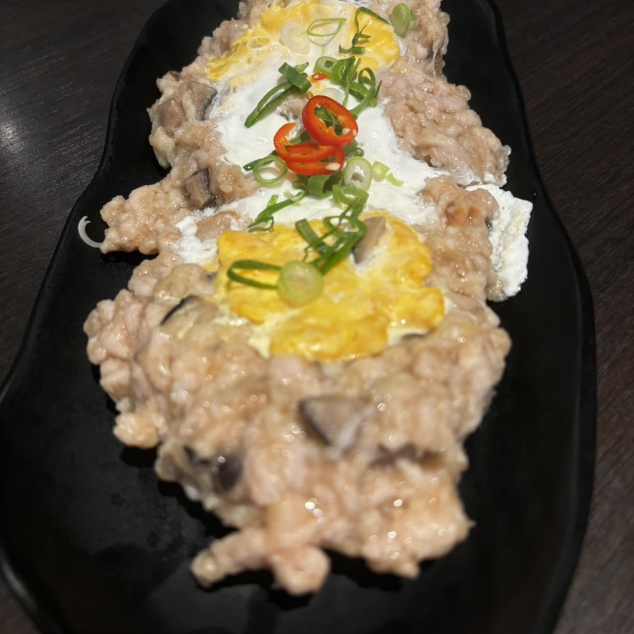 鹹蛋蒸肉餅Gestoomde varkens, garnalen gehakt met gezouten ei met bami