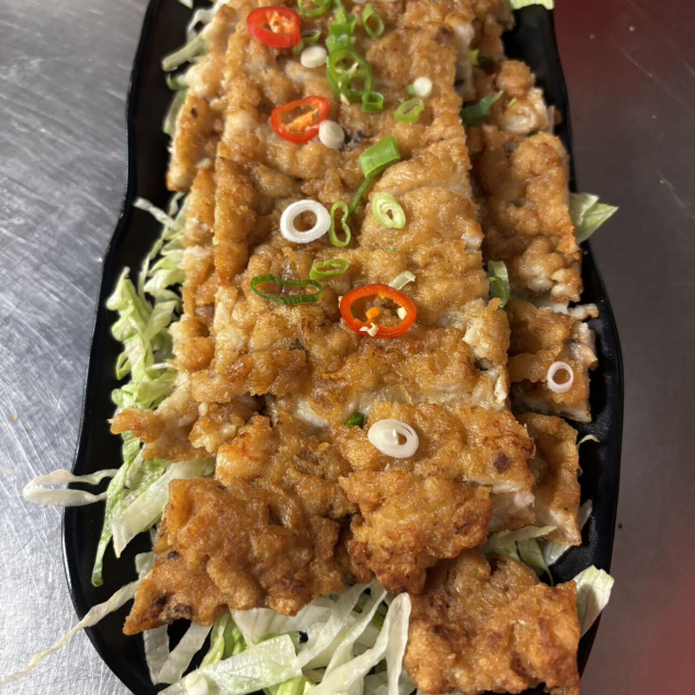 鹹魚煎肉餅Gebakken varkens, garnalen gehakt met gezouten vis met bami