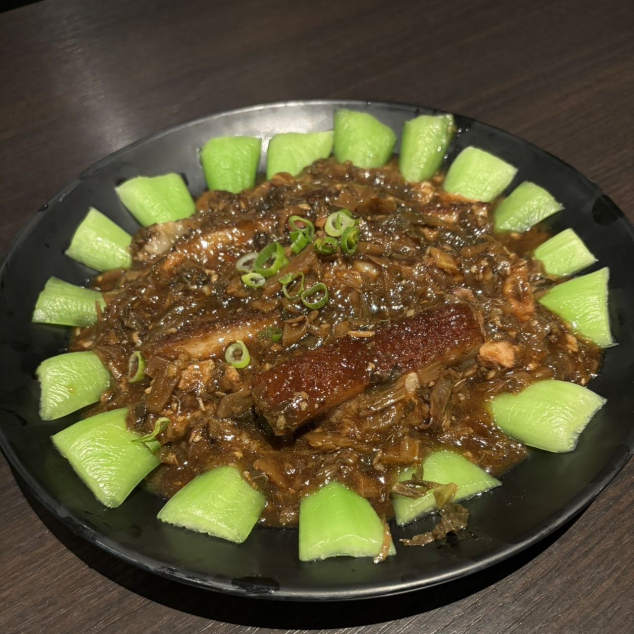 梅菜扣肉Gestoomde varkensbuik met gepekelde groenten met witte rijst